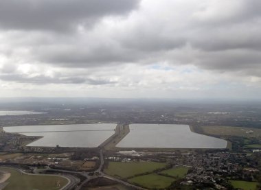 Batı Londra yakınlarındaki Staines Barajı havadan