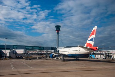 İngiltere 'deki Londra Heathrow havaalanına bakan kontrol kulesi.