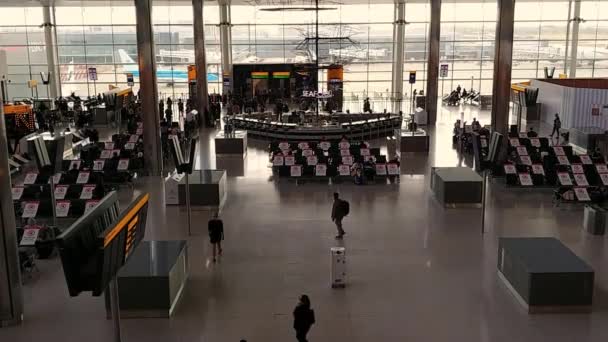 Хаунслоу Великобритания Сентябрь 2020 Года Зона Вылета Терминала Аэропорта Хитроу — стоковое видео