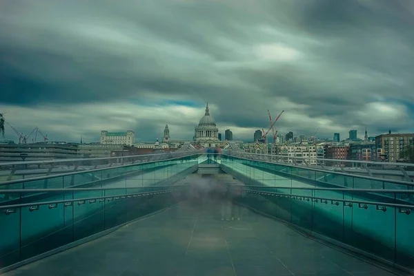 Une Longue Exposition Millennium Bridge Depuis Rive Sud Tamise Londres — Photo