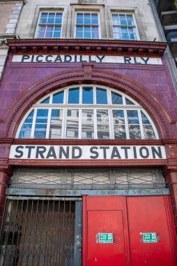 Londra, İngiltere 'deki kullanılmayan Aldwych metro istasyonunun girişi.