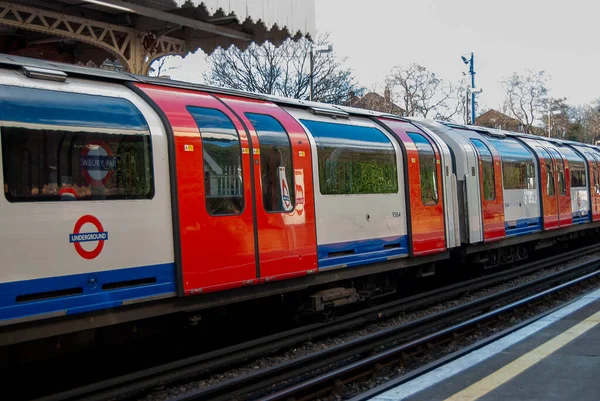 Kleurrijke Rijtuigen Van Een Metro Van Londen Een Bovengronds Station — Stockfoto