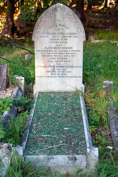 Rorkes Drift战役的最后幸存者Franke Bourne中校的坟墓他被安葬在伦敦贝肯纳姆公墓 — 图库照片