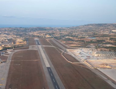Malta Uluslararası Havaalanı, RAF Luqa 'nın eski askeri üssünün bulunduğu bölgede.