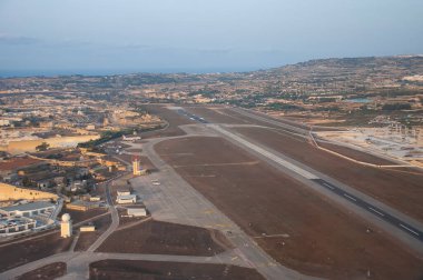 Malta Uluslararası Havaalanı, RAF Luqa 'nın eski askeri üssünün bulunduğu bölgede.