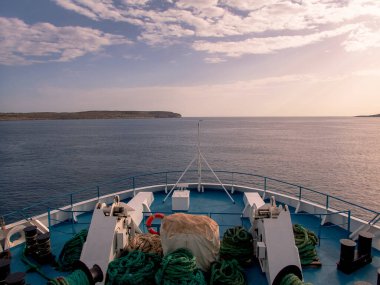 Malta ile küçük Gozo adası arasında giden bir feribot.