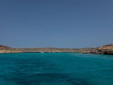 Malta yakınlarındaki Comino adasındaki resim mavisi göl.