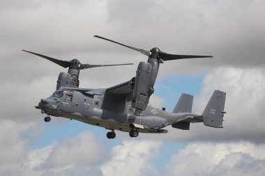 Bir Bell-Boeing CV-22B Osprey savaş uçağı bir hava gösterisinde.
