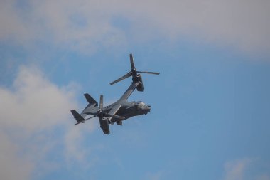 Bir Bell-Boeing CV-22B Osprey savaş uçağı bir hava gösterisinde.