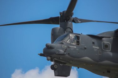 Bir Bell-Boeing CV-22B Osprey savaş uçağı bir hava gösterisinde.