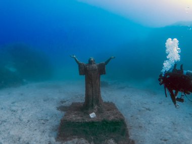 Malta 'daki MV İmparatorluk Kartalı enkazının yanındaki İsa heykeli.