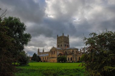 Gloucestershire, İngiltere 'deki Tewkesbury Abbey üzerinde bulutlar