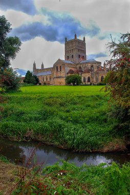 Gloucestershire, İngiltere 'deki Tewkesbury Abbey üzerinde bulutlar
