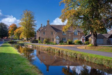 Cotswolds, İngiltere 'deki Aşağı Katliam' ın pitoresk köyü.