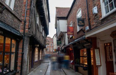 Shambles, York ve İngiltere 'nin en eski ve en dar sokaklarından biridir.