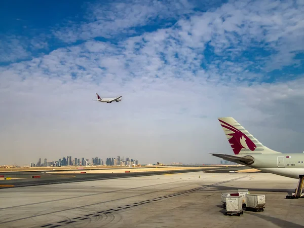 Een Vliegtuig Dat Opstijgt Vanaf Doha International Airport — Stockfoto