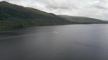Argyll ve Bute, İskoçya 'daki Lomond Gölü' ndeki Firkin Point 'te 4k drone görüntüsü.