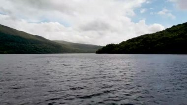 Argyll ve Bute, İskoçya 'daki Lomond Gölü' ndeki Firkin Point 'te 4k drone görüntüsü.