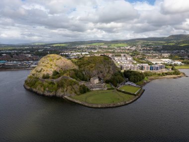 Batı Dunbartonshire, İskoçya 'daki Dumbarton Kalesi' nin hava manzarası
