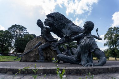 David Livingstone 'un heykeline bir aslan saldırdı Blantyre, Güney Lanarkshire, İskoçya' daki David Livingstone Müzesi 'nin dışında