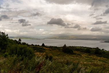 Inverclyde, İskoçya 'daki Glasgow Limanı' na yakın bir yerden Clyde Nehri 'ne bakıyor.