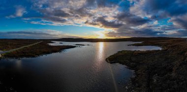 Coll, Hebrides, İskoçya 'daki Ronard Gölü üzerinde gün batımında hava manzarası
