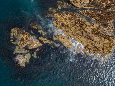 İskoçya, Argyll ve Bute 'deki Coll Adası' nın kuzey ucundaki kayalık sahilin hava görüntüsü.