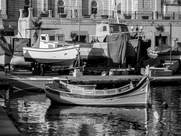 Malé Dřevěné Rybářské Čluny Kotvící Přístavu Valletta Hlavní Město Ostrova — Stock fotografie