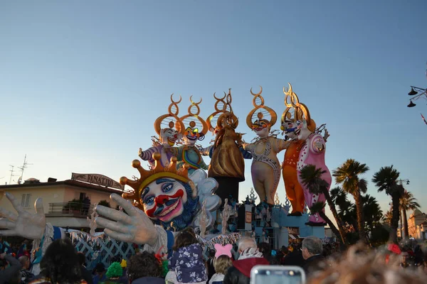 Viareggio Carnival カーニバルで毎年トスカーナで開催される伝説の山車の非常に有名なパレード — ストック写真