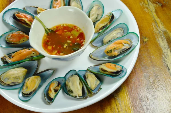 Mejillón al vapor servido con salsa picante en plato blanco — Foto de Stock