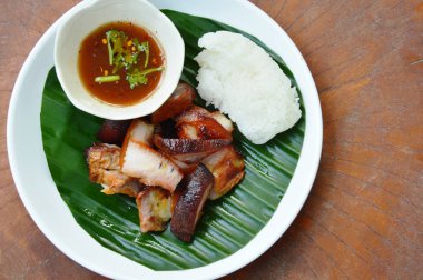  ızgara domuz eti yapışkan pirinç ve plaka üzerinde daldırma baharatlı sos ile