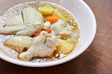  haşlanmış tavuk budu ve patates çorbası kupa ile kanat