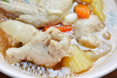  haşlanmış tavuk budu ve patates çorbası kupa ile kanat