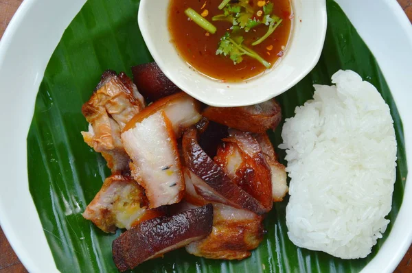 Perut babi panggang dengan nasi lengket dan saus pedas dicelupkan di piring — Stok Foto