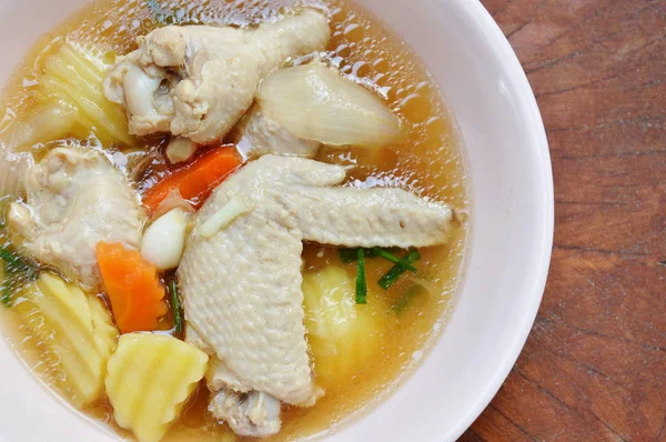 Perna de frango fervida e asa com sopa de batata na tigela — Fotografia de Stock