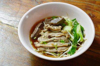 haşlanmış ördek eti ve kan kabı üzerindeki kahverengi Çince ot çorbası