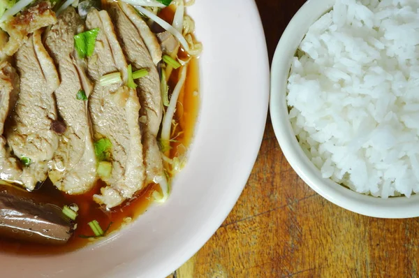 Daging bebek rebus dan darah dalam sup herbal Cina coklat pada mangkuk makan pasangan dengan nasi — Stok Foto