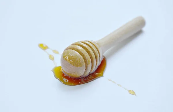 Trä honung scoop på vit bakgrund — Stockfoto