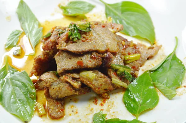 Thai pedas irisan panggang daging babi salad di piring — Stok Foto