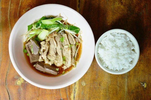 Gekookte eend vlees en bloed in bruin Chinese kruiden soep op kom eten paar met rijst — Stockfoto