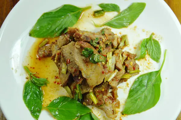 Ensalada de cerdo asada rebanada picante tailandesa en plato — Foto de Stock