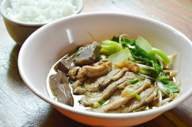  Çift pirinç ile haşlanmış ördek eti ve kan kabı üzerindeki kahverengi Çince ot çorbası yemek