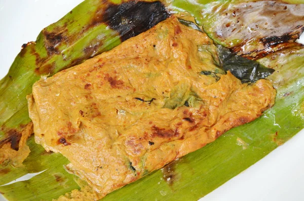 Krab z grilla kwiat z pasty curry w banana leaf na białym talerzu — Zdjęcie stockowe