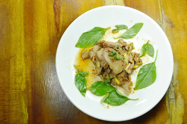 Thai fetta piccante barbecue insalata di maiale sul piatto — Foto Stock