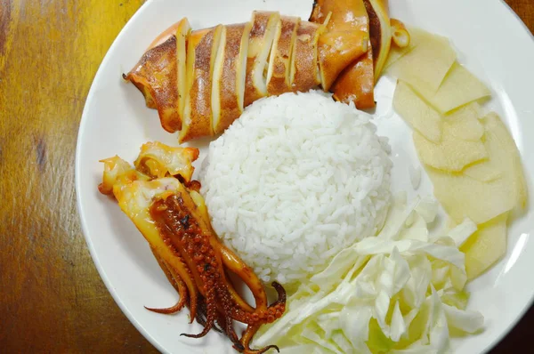 Grilled squid with rice topping slice cabbage and ginger on plate — Stock Photo, Image