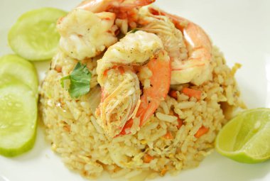  karides ve salatalık beyaz tabakta ile kızarmış pilav