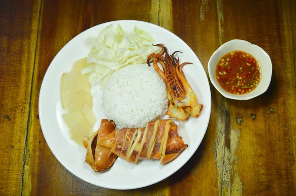 Grilled squid with rice topping slice cabbage and ginger on plate — Stock Photo, Image