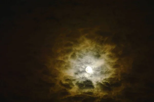 Bulan purnama menutupi dengan menyebarkan awan di malam hari — Stok Foto