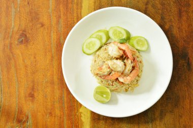  karides ve salatalık beyaz tabakta ile kızarmış pilav