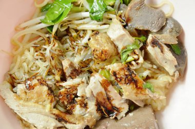  Islak zeminde siyah tatlı soya sosu giyinme dilim ördek etli ince Pirinç Noodle Makinası